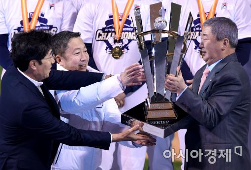 [포토]우승 트로피 차지하는 두산 박정원 회장