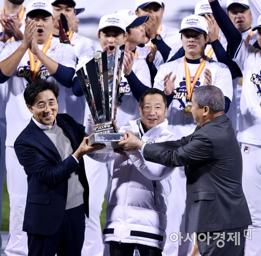 [포토]우승 트로피 차지하는 두산 박정원 회장