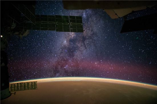 ▲지구에 밤이 찾아오면 ISS에서는 끝없이 펼쳐지는 은하수를 볼 수 있다.[사진제공=NASA]