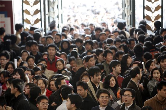 중국 상하이 취업박람회에 몰려든 현지 젊은이들(사진=블룸버그뉴스).