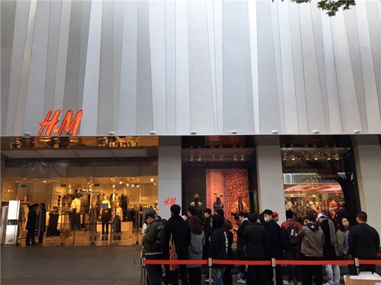 사람들이 5일 오전 8시 서울 중구 헤네스 앤 모리츠(H&M) 명동 눈스퀘어점에서 제품을 구매하기 위해 기다리고 있다. 