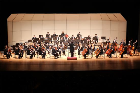 지휘자 백정현과 군산시립교향악단이 지난 2일 전주 한국소리문화의전당 모악당에서 열린 '제9회 동서커피클래식'에서 협연을 펼치고 있다.