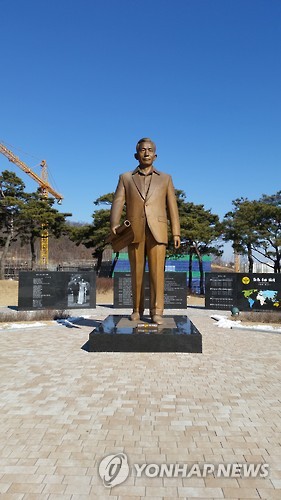 국민의당 "광화문에 박정희 동상? 혼이 비정상이 아니고서야…"