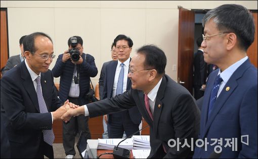 [포토]의원들과 인사하는 유일호 부총리