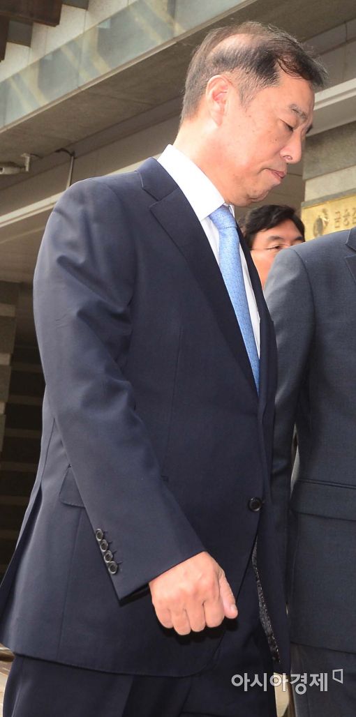 [포토]사무실로 출근하는 김병준 총리 내정자 