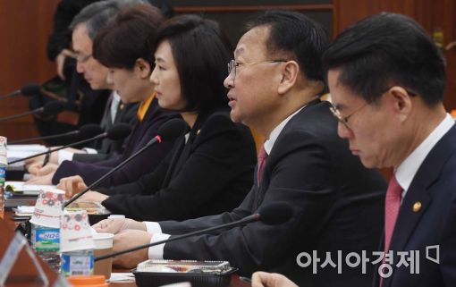 [포토]발언하는 유일호 경제부총리 