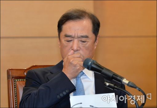 [포토]헛기침 하는 김병준 총리 후보자