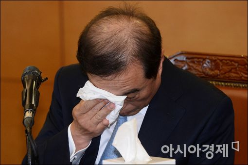 [포토]고개 떨군 김병준 총리 후보자
