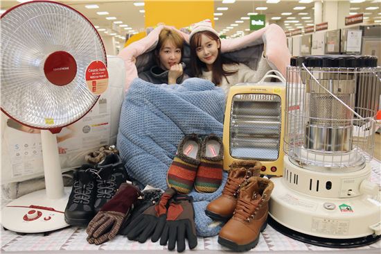 3일 서울 황학동 이마트 청계천점에서 방한대전이 열린 가운데 모델들이 히터, 구스다운 이불, 방한장갑, 방한화 등 다양한 상품들을 선보이고 있다.