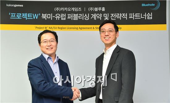 조계현 카카오게임즈 대표이사(왼쪽)와 김강석 블루홀 대표이사(오른쪽)가 파트너십 계약 체결 후 악수를 하고 있다.