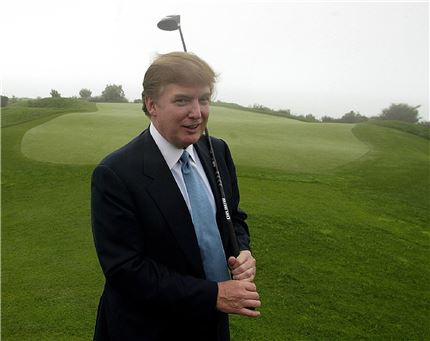 미국 골프단체들이 전 세계에 골프장을 소유한 도널드 트럼프 미국 공화당 대통령후보의 막말 논란 때문에 전전긍긍하고 있다.