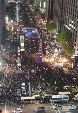 지난달 29일 서울 광화문광장에서 열린 '모이자, 분노하자, 내려와라 박근혜' 촛불집회에 참석한 시민들이 박근혜 대통령의 하야를 촉구하며 모여있다. (사진=연합뉴스)