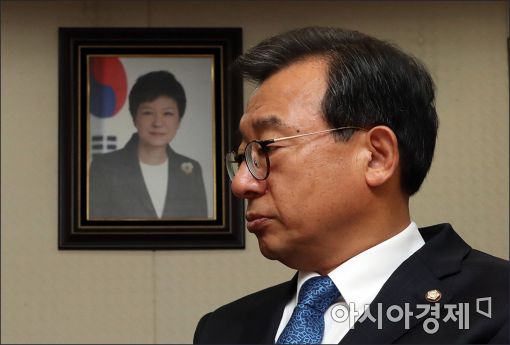 국민 10명 中 6명 "이정현, 새누리당 대표직 사퇴해야"