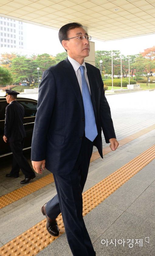 [포토]굳은 표정으로 출근하는 김수남 검찰 총장 