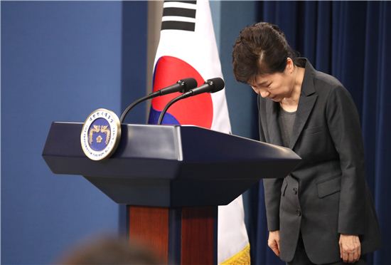 [포토] 고개 숙인 박 대통령…“검찰·특검 조사 수용”