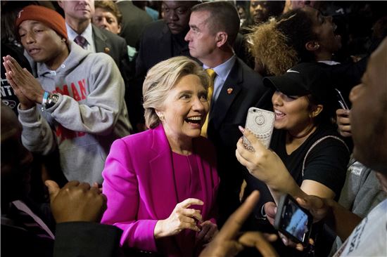 ▲힐러리 클린턴 민주당 후보가 노스캐롤라이나주 더럼에서 3일(현지시간) 유권자들을 만나 환하게 웃고 있는 모습(AP연합뉴스)