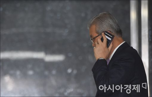 [포토]통화하는 김종인 전 대표