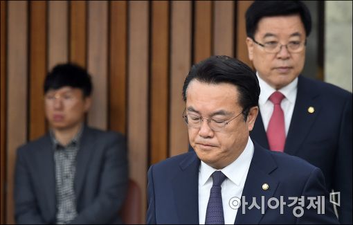 [포토]회의 참석하는 정진석 원내대표