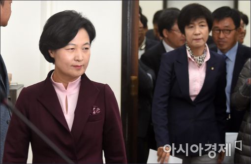 [포토]회견장 들어서는 추미애 대표