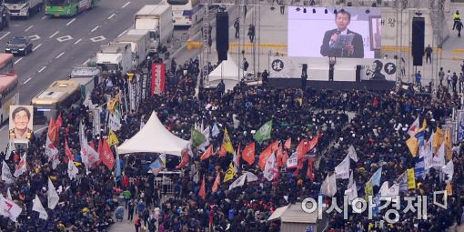 5일 오후 서울 광화문광장에서 유족과 노동, 종교 단체 관계자, 정치인, 시민들이 참석한 가운데 백남기 농민 영결식이 엄수되고 있다.
