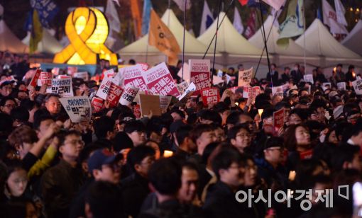 [1105 촛불집회]종로-명동-시청 거쳐 다시 광화문…15만명 '민주주의 퍼레이드'