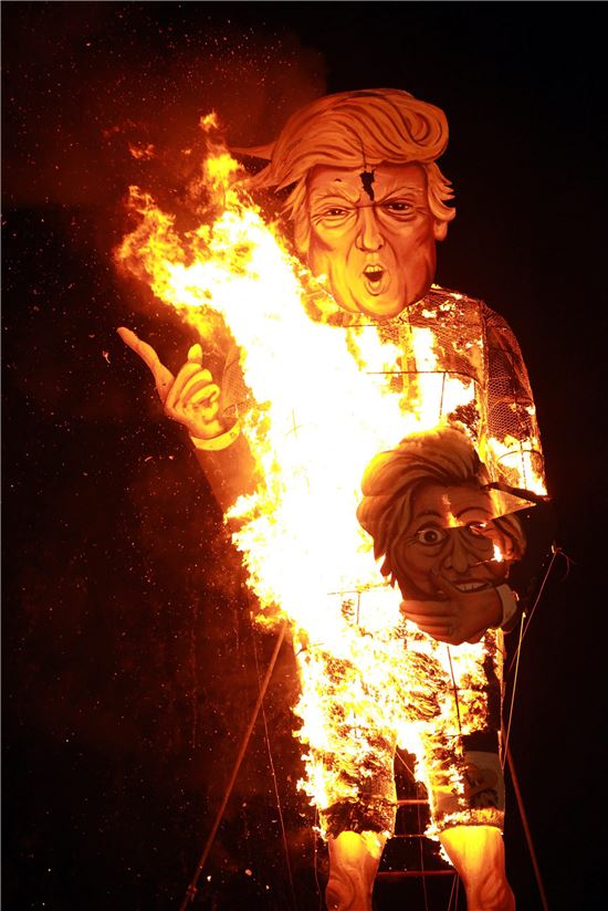 [포토]英 불꽃놀이 축제서 불타는 트럼프와 힐러리 모형