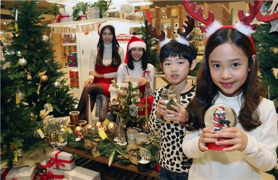  6일 오전 경기도 하남시 스타필드 하남 내 메종 티시아 매장에서 모델과 아이들이 연말 분위기를 한껏 더해줄 다양한 크리스마스 소품들을 선보이고 있다.