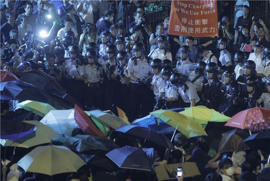 다시 등장한 우산…"홍콩 자주권 보장하라"