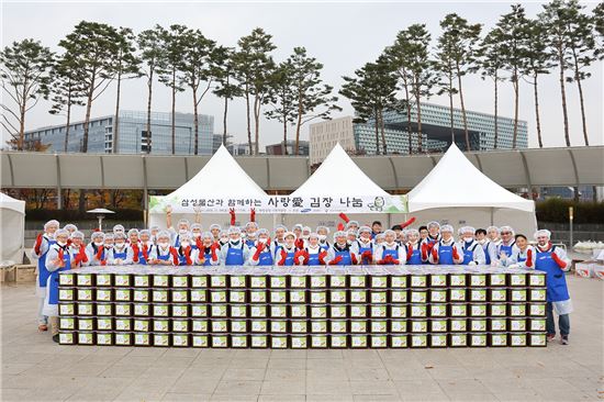 삼성물산 임직원들이 지난 4일 삼성물산 판교사옥 인근 화랑공원에서 김장 담그기 봉사활동을 마치고 기념촬영을 하고 있다.(제공: 삼성물산)