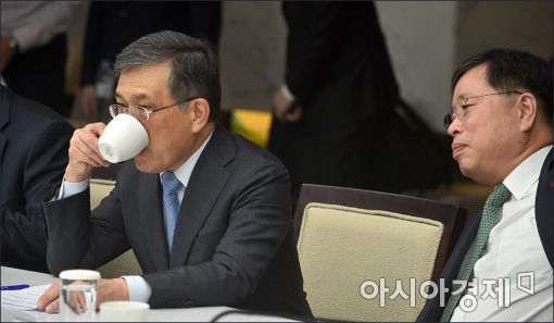 [포토]물 마시는 권오현 삼성 부회장