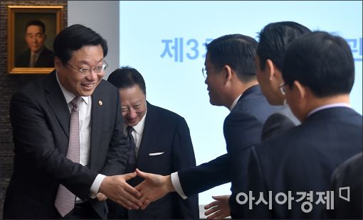 [포토]기업인 만나는 주형환 장관