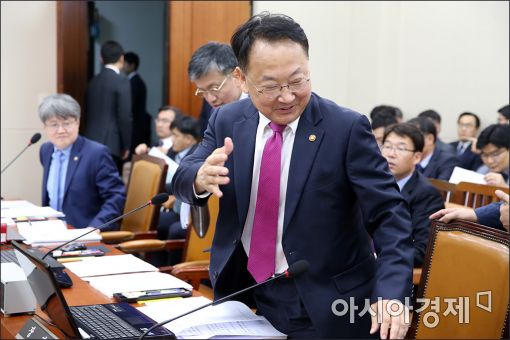 [포토]국회 기재위 출석하는 유일호 부총리