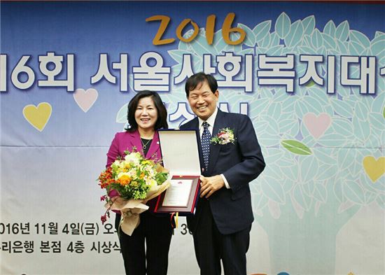 안종숙 의원(왼쪽)이 성백진 대회장으로부터 서울사회복지대상 대회장상을 받고 있다.