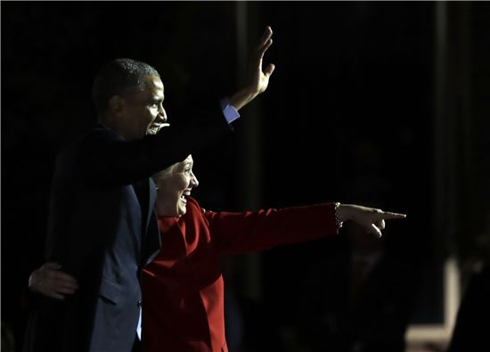7일(현지시간) 버락 오바마 대통령과 힐러리 클린턴 민주당 후보가 마지막 합동유세를 하고 있다.(사진=AP연합)