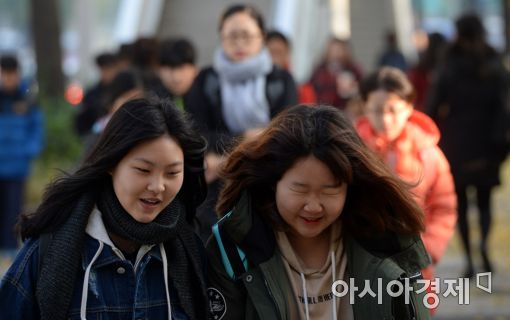 한파주의보가 내린 지난달 8일 서울 서대문구 미동초등학교에서 두꺼운 옷차림을 한 학생들이 등교를 하고 있다. (사진=문호남 인턴기자)