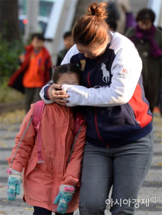 [포토]'춥다' 딸 감싸주는 모정