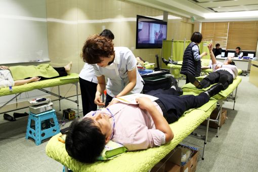녹십자 임직원이 지난 7일 경기도 용인의 녹십자 본사에서 열린 ‘사랑의 헌혈’ 행사에 참여하고 있다.