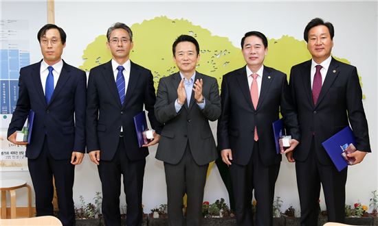 남경필 경기지사(중앙)가 연정위원장들에게 위촉장을 전달한 뒤 기념촬영을 하고 있다. 