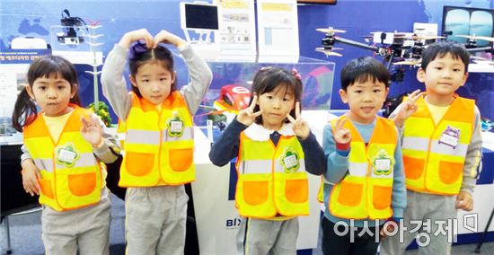곡성교육지원청,유치원 유아들에게 안전조끼 착용 지원