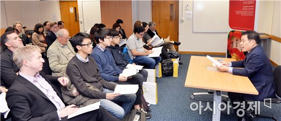 윤장현 광주광역시장이 7일(현지시간) 오후 영국 캠브리지 대학 중동아시아연구단과대 강의실에서 ‘아시아 민주화와 인권 신장을 위한 광주의 역할’을 주제로 특강을 하고 있다. 사진제공=광주시