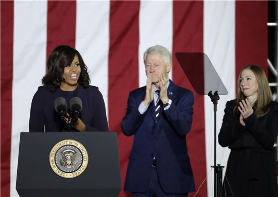미셸 오바마 미국 영부인이 빌 클린턴 전 미국 대통령과 그의 딸 첼시 클린턴의 박수를 받으며 힐러리 클린턴 민주당 대선 후보 지지연설을 하고 있다.(사진=AP연합)