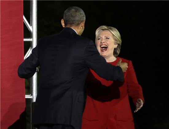 버락 오바마 미국 대통령과 힐러리 클린턴 민주당 대선후보가 7일(현지시간) 이번 대선운동의 마지막 유세장소인 필라델피아에서 공동유세를 펼쳤다.(사진=AP연합)