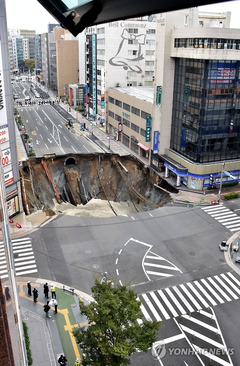 日 후쿠오카 번화가에 폭 30m·깊이 15m 대형 싱크홀…발생 원인은?