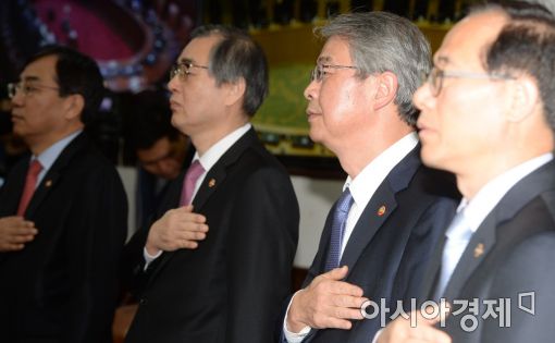 [포토]국민의례하는 임종룡 위원장