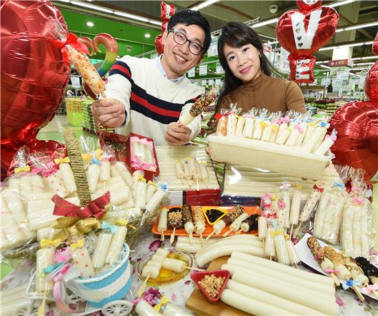 8일 서울 서초구 농협하나로마트 양재점에서 모델들이 농업인의 날인 11월11일 ‘가래떡데이’를 앞두고 예쁘게 포장한 가래떡을 선보이고 있다. 