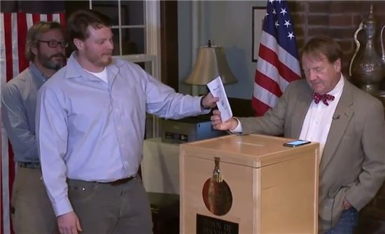 8일 0시(현지시간) 시작된 미국 대선 첫 투표지인 뉴햄프셔주  딕스빌 노치의 투표소에서 첫 투표자가 투표함에 자신의 투표용지를 넣으려하고 있다. (NH1방송 페이스북 캡처)