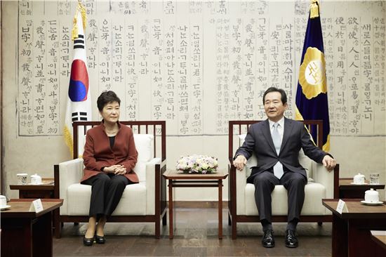 박근혜 대통령이 8일 국회를 방문해 정세균 국회의장과 면담을 하고 있다.