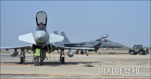 [포토]유로파이터 타이푼 지나치는 F-15