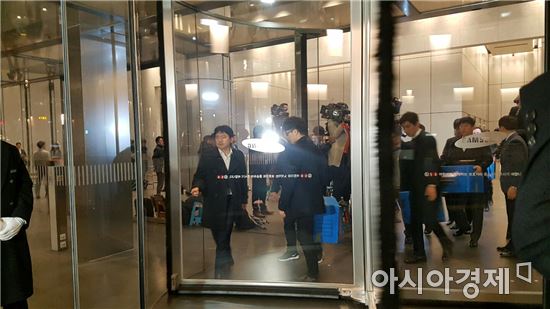 지난 8일 삼성그룹에 대한 압수수색을 마친 검찰이 서초사옥을 나서고 있다. (사진=원다라 기자)