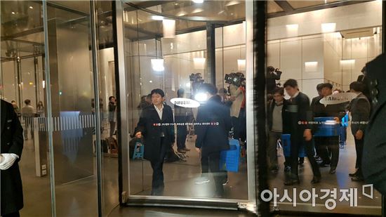 ▲8일 오후 6시 검찰 관계자들이 삼성전자 서초사옥에서 압수수색 물품이 담긴 박스를 들고 나오고 있다. 